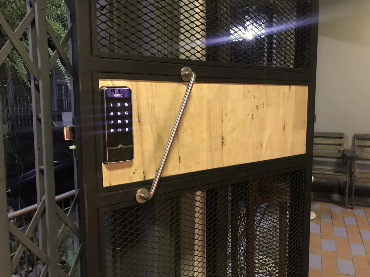 Once In Bangkok With Me Guesthouse Екстериор снимка